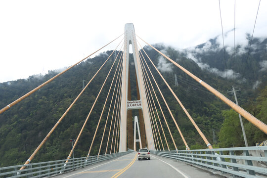 山间斜拉桥上车行风景