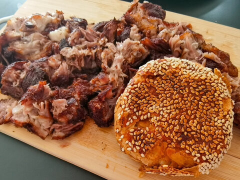 烤肉与芝麻烧饼美味组合