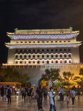夜晚热闹的古城楼广场