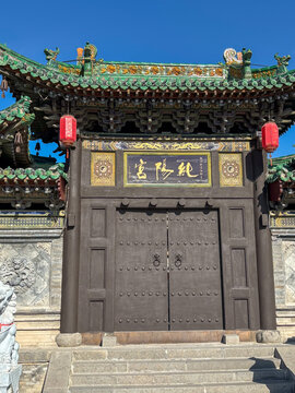 中式古建大门庄严肃穆