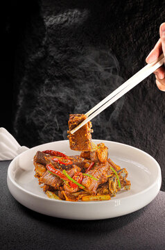 筷子夹起美味红烧牛肉