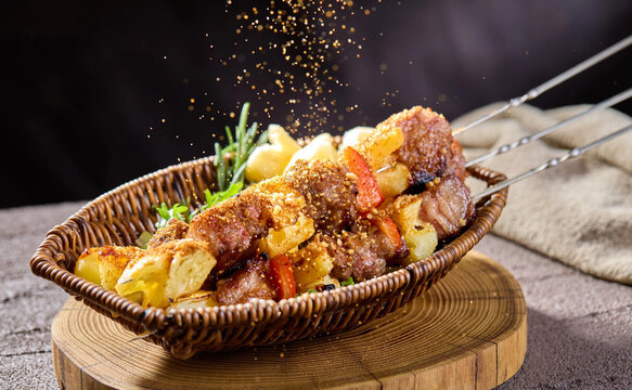 美味烤肉串与蔬菜组合