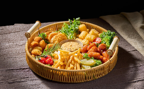 美味小吃拼盘缤纷食材