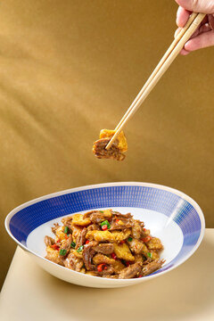 筷子夹起美味的炒肉菜肴