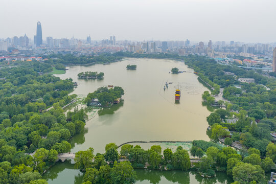 航拍济南大明湖公园