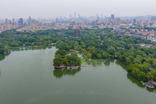航拍济南大明湖公园