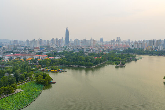 航拍济南大明湖公园