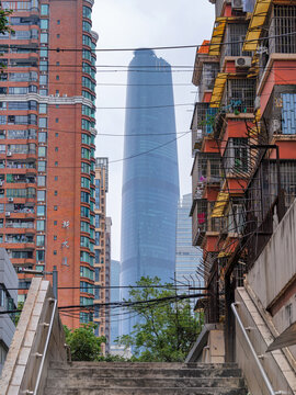 新旧建筑间的城市风景