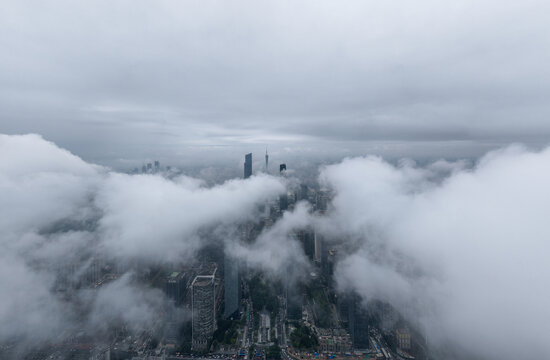 云雾中的现代都市景观