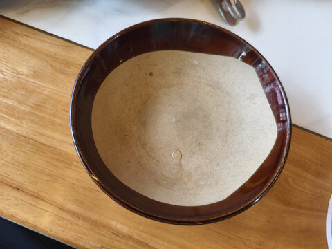 复古棕色陶瓷碗特写