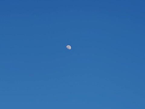 蓝天中的孤独月亮