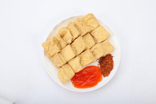 美味炸豆腐配双味蘸料油炸臭豆腐