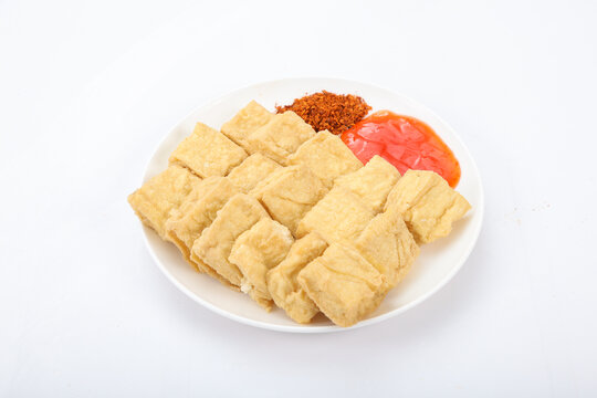 美味油炸豆腐配双蘸料油炸臭豆腐