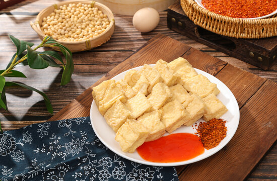 美味豆腐与特色蘸料油炸臭豆腐