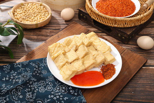 美味炸豆腐与特色佐料油炸臭豆腐