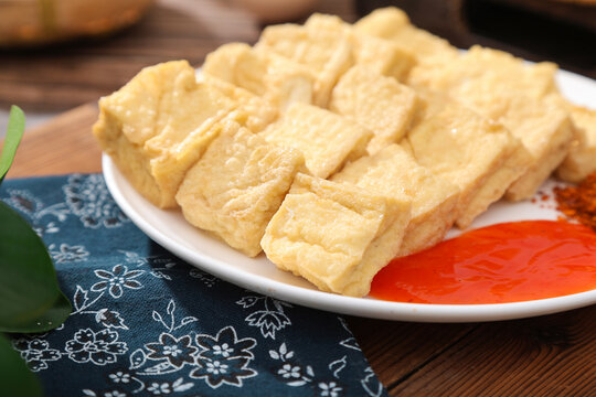 美味油炸豆腐配蘸料油炸臭豆腐