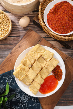 美味豆干与多样调料组合油炸臭豆腐