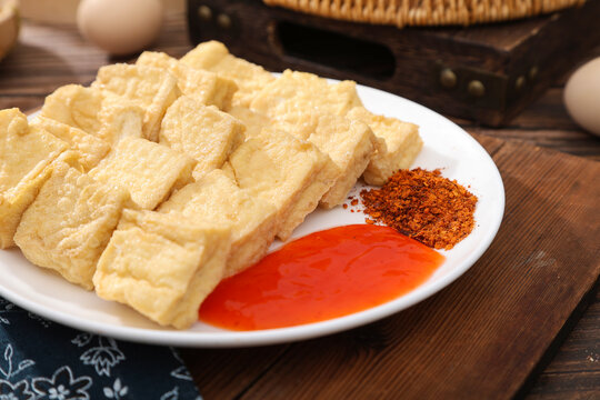 美味炸豆腐配双味蘸料油炸臭豆腐