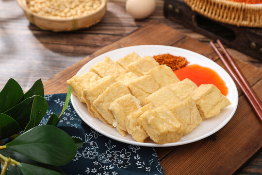 美味炸豆腐配特色蘸料油炸臭豆腐