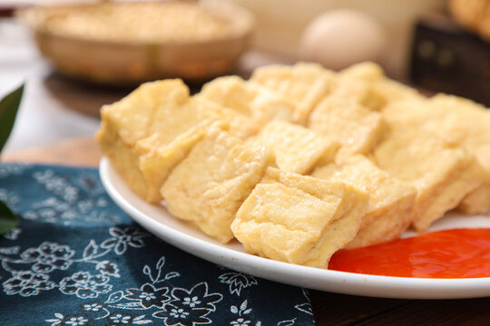 美味油炸豆腐配鲜红蘸料油炸臭豆腐
