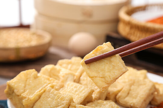 筷子夹起的美味油炸豆腐油炸臭豆腐