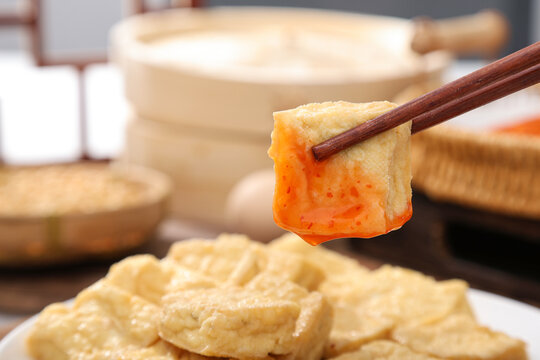 筷子夹起美味豆腐泡油炸臭豆腐