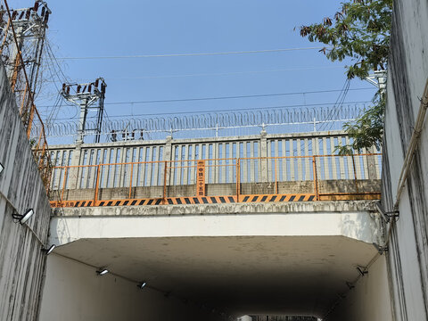 带防护设施的铁路桥洞入口