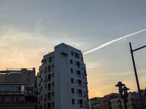 城市黄昏时的建筑与天际线