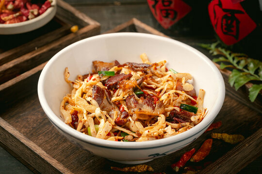 湘菜美味腊肉炒笋丝