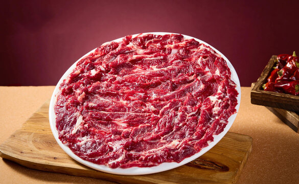 新鲜美味的大片牛肉摆盘