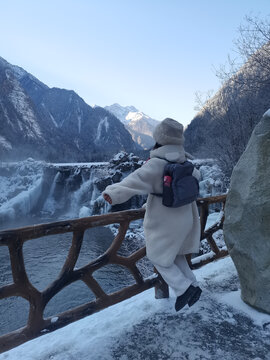 冬日背包客赏冰雪山川