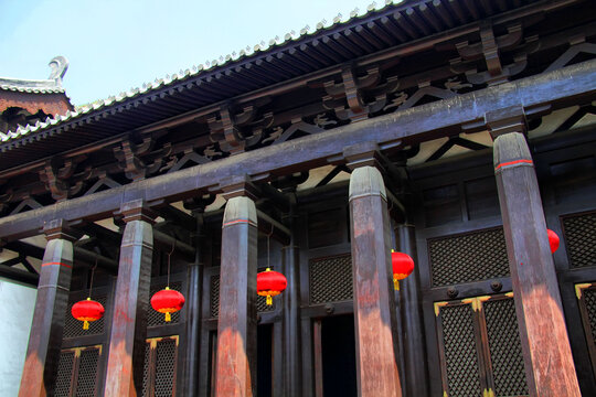 中式古建的廊柱与红灯笼