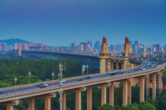 南京长江大桥和南京城市天际线
