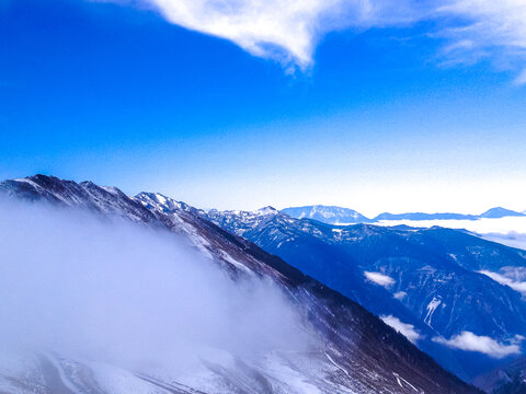 雪覆山峦云海蓝天美景夹金山