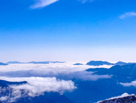 高山云海蓝天壮美景观夹金山