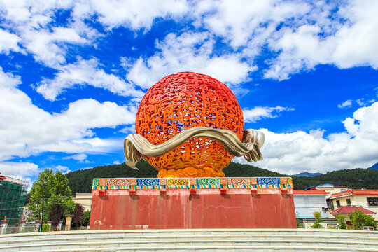 彩色镂空圆球雕塑景观林芝市风光