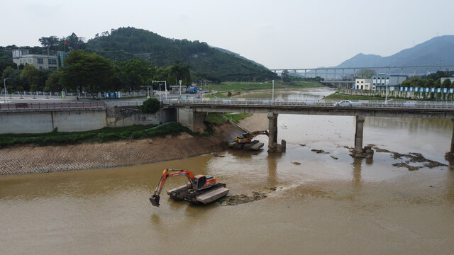 航拍广东东莞河道清淤场景
