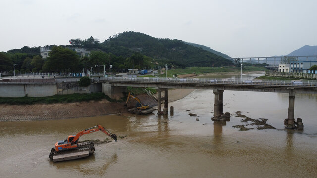 航拍广东东莞河道清淤场景