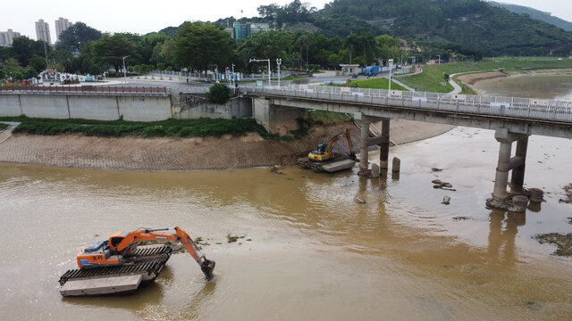航拍广东东莞河道清淤场景