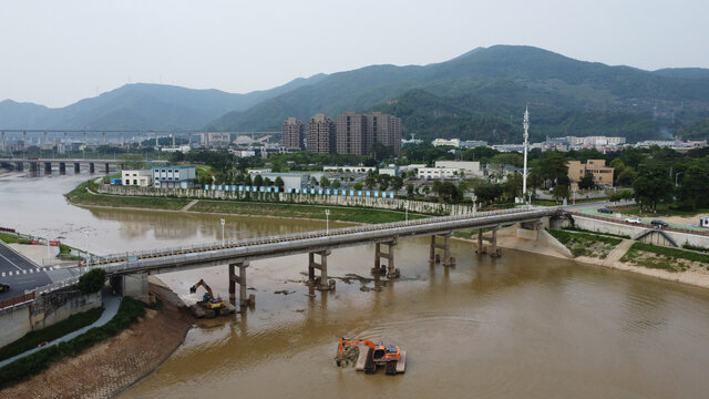 航拍广东东莞河道清淤场景