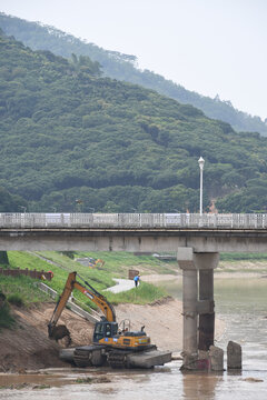 航拍广东东莞河道清淤场景
