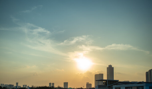 夕阳下的城市建筑