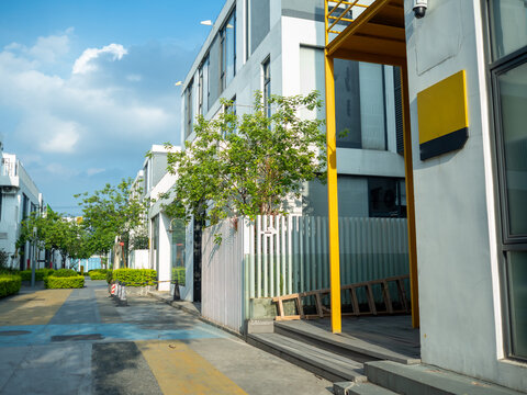 日式城市建筑和街道和蓝天白云绿植