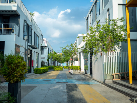 日式城市建筑和街道和蓝天白云绿植