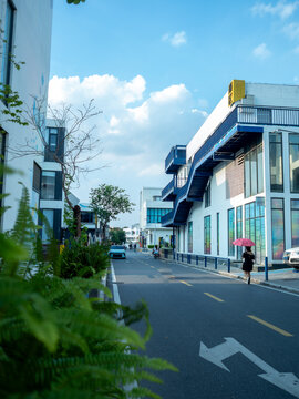 日式城市建筑和街道和蓝天白云绿植