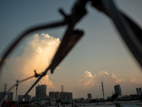 傍晚时刻的夕阳云彩云朵