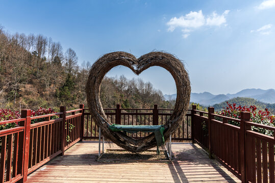 山间心形景观浪漫景致
