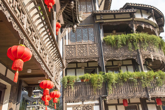 中式古建挂红灯笼景致
