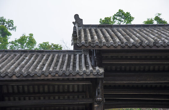 中式古建筑屋顶一角
