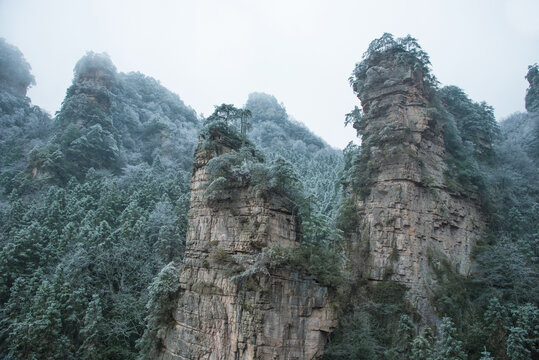 云雾缭绕的奇峰峻岭